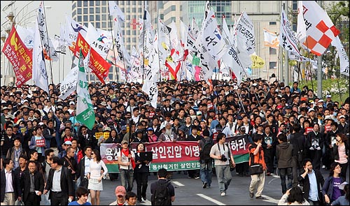  '제119노동절인' 1일 오후 서울 여의도공원에서 '119주년 세계노동절 범국민대회 조직위원회' 주최로 열린 '민생살리기, 민주주의 살리기, MB정권 심판 범국민대회'를 마친 노동자와 시민, 학생들이 최저생계비 현실화와 반값등록금 실현, 용산참사 책임자 처벌등을 요구하며 영등포로 행진을 하고 있다.