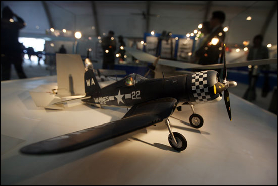  레저항공산업전 전시장에 있는 모형 비행기