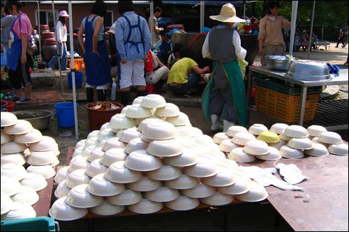 문경 봉암사의 초파일 풍경. (2005년) 공양 그릇이 수북이 쌓였다. 