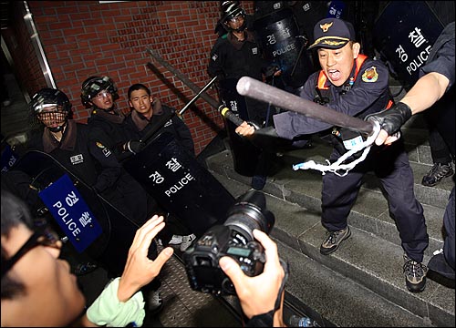 종로3가 지하철역에 모인 시민과 학생들을 진압하기 위해 지하철역 구내에 들어온 경찰이 몽둥이를 휘두르고 있다.