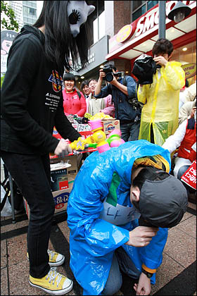 2일 서울 청계광장에서 열린 미국산 쇠고기 수입 반대 촛불시위 1주년 기념 행사에서 참가자들이 뿅망치로 이명박정부를 심판하는 퍼포먼스를 벌이고 있다. 