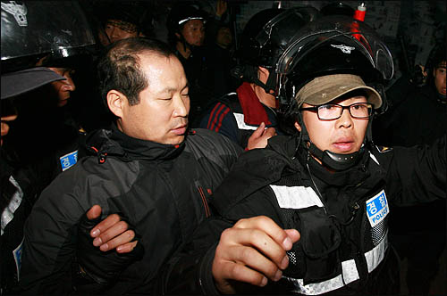  미국산 쇠고기 수입 반대 촛불시위 1주년을 맞은 2009년 5월 2일 저녁 서울광장에 모인 촛불시민들을 경찰이 강제 연행하고 있다.