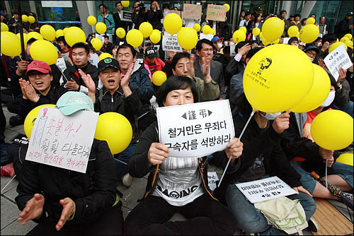 촛불시위 1주년을 기념하려는 촛불시민들이 2일 오후 서울역 광장에서 용산참사 범국민추모제를 함께 하고 있다.