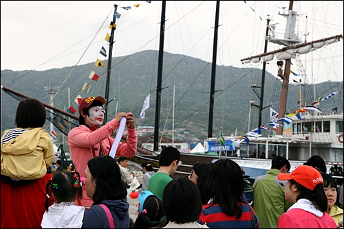  축제를 보기 위해 많은 사람들이 행사장을 찾았다.