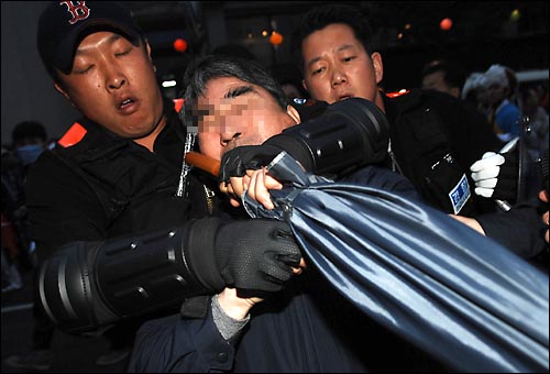 광우병 위험이 있는 '미국산 쇠고기' 수입을 반대하며 촛불을 든 지 1년이 되는 5월2일, 서울시내는 경찰의 '묻지도 않고 따지지도 않는 강제연행'으로 얼룩졌다.