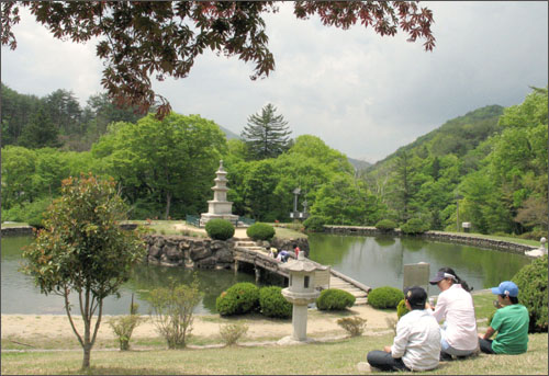 곡성 태안사 앞 연못과 3층 석탑. 