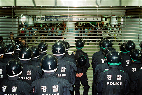 여의도에서 집회를 마친 집회 참가자들이 시청역으로 모이자 경찰은 시청역을 폐쇄했다. 이는 시위대가 서울 도심에 모이는 것을 차단하기 위한 조치였으나 시위대가 종로3가로 방향을 바꾸게 만든 빌미가 되었다.