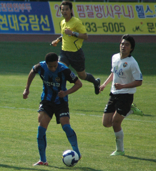  후반전, 인천 골잡이 강수일을 따라붙고 있는 강원 FC 미드필더 박종진(오른쪽)