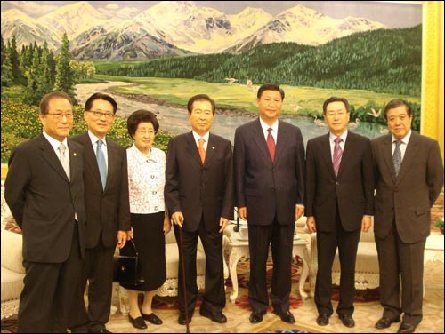 중국을 방문중인 김대중 전 대통령이  지난 2009년 5월 5일 베이징 인민대회당에서 시진핑 중국 국가부주석(오른쪽 세번째)를 만났다. 왼쪽부터 정세현 전 장관, 박지원 의원, 이희호 여사이며,  맨 오른쪽은 양문창 인민외교학회 회장, 그 옆은 우다웨이 외교부 부부장.