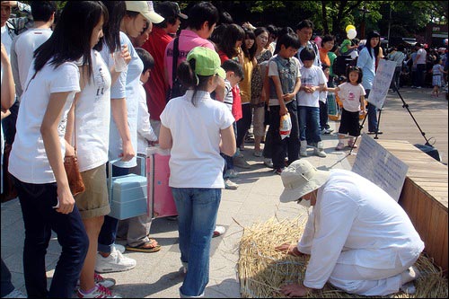 어린이대공원 앞에서 석고대죄를 바라보는 시민들