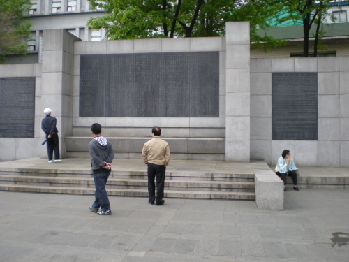 독립선언문이 새겨진 기념탑