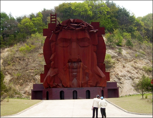 세계 최대의 얼굴조각상, 얼굴높이 15m,전체높이 22,5m, 지작기간 1년