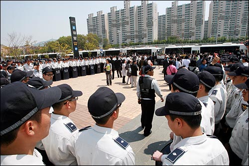 경찰들이 기자회견장 주위를 겹겹이 에워싸고 참석자들의 통행을 완전차단하고 있다.