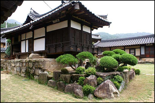 이곳은 조선시대 양반들이 살던 집이 고스란히 보존되어 있답니다. 지금도 그 후손들이 살면서 잘 가꾸고 있지요.