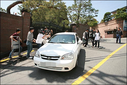  검찰 압수수색을 받은 천신일 회장 자택에서 나온 세중나모여행사 직원들이 승용차를 타고 떠나고 있다.