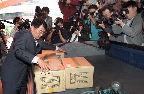 대검찰청 중앙수사부(검사장 이인규)가 박연차 태광실업 회장의 세무조사 무마 로비 의혹과 관련해 지난 7일 오전 서울 중구 태평로 삼성생명 본관 19층에 위치한 천신일 회장의 세중나모여행사 본사를 압수수색했다. 대검 중수부 직원들이 압수수색한 물품을 차량에 옮기고 있다.