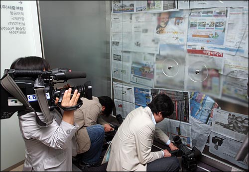  7일 오전 서울 중구 태평로 삼성생명 본관 19층에 위치한 천신일 회장의 세중나모여행사 본사를 압수수색했다. 취재기자들이 신문지로 가려진 여행사 사무실을 취재하고 있다.