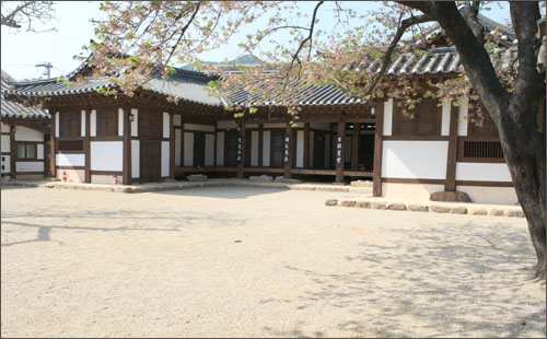 목사내아. 조선시대 고을을 다스리던 목사가 정무를 보던 동헌 근처의 살림집이다.