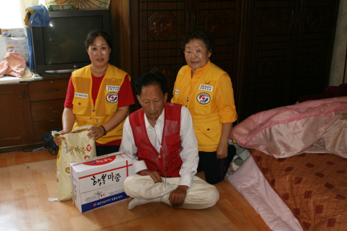 적십자 회원들이 쌀과 부식을 배달해주고 있다.
