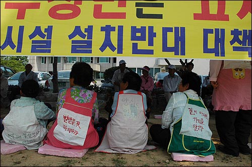  할머니들의 구호는 짧지만 분명하다. "길이 아니면 가지 마라" "양심도 없냐" "벌받을 짓 하지 마라".... 어버이날, 할머니들이 외치는 구호다.