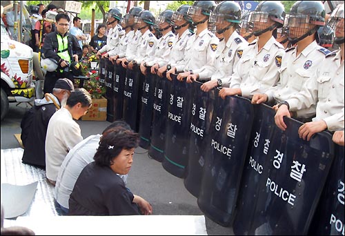  9일 오후 4시께 열릴 예정이었던 용산참사 추모집회는 경찰의 저지로 차질을 빚었다.