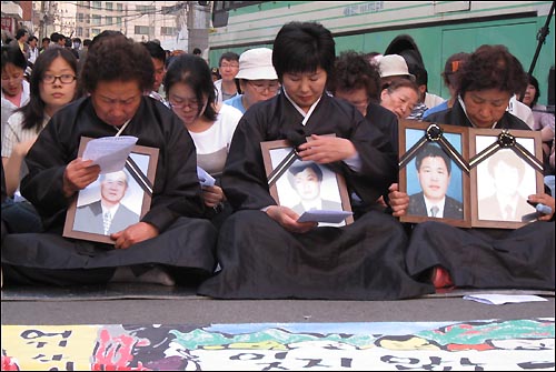 9일 저녁 7시부터 열린 추모미사에 참석한 유가족들.