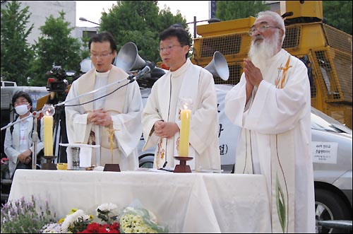  지난 5월 9일 용산참사 추모미사를 집전하고 있는 이상윤 신부, 이강서 신부, 문정현 신부.(왼쪽부터)