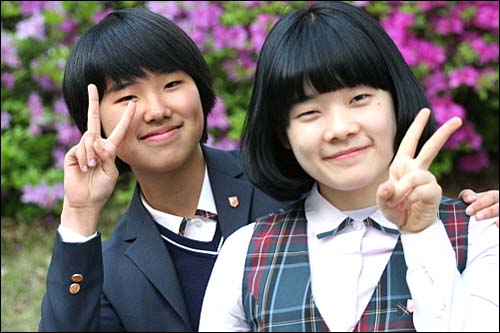 UCC 촬영을 기획하고 편집한 이승현(오른쪽)양과 UCC에 출연한 이소현양.