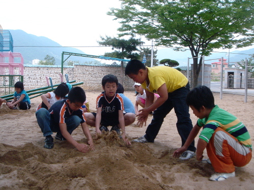 체육시간을 이용해서 모래성 샇기에 열심인 아이들