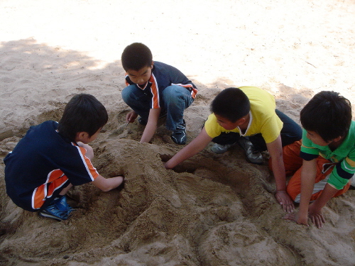 아이들에게 모든 놀이는 신명난다. 특히 모래성쌓기는 누구나 좋아한다.