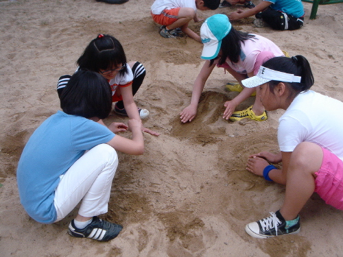 체육시간을 이용해서 모래성을 쌓고 있는 아이들