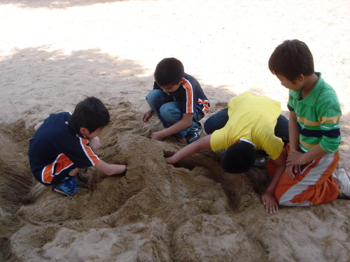 아이들은 어떤 놀이든 열중한다. 모래성쌓기도 그 중 하나다.