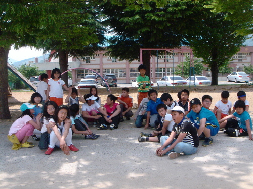 모래성 쌓기놀이를 마친 부곡초등학교 5학년 아이들