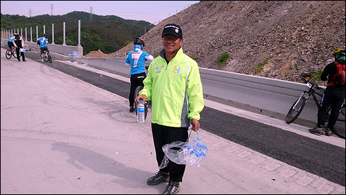 대회 운영자 들리 달래주지 못한 갈증을 달래 준 사람들은 사람들은 대전-당진간 고속도로 제3공구를 시공하고 있는 계룡건설 현장소장(44세, 하정수)과 직원이라고 하였습니다.   
