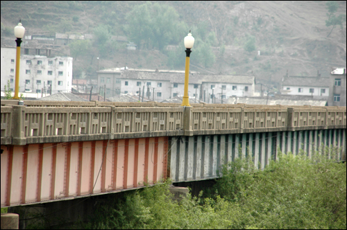 두만강을 사이에 두고 중국과 북한을 연결하는 다리로, 중국 쪽은 빨간색, 북한 쪽은 파란색 페인트가 칠해져 있다.