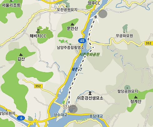 전철 양수역에서 내려 자전거도로가 있는 북한강변길을 따라 달렸습니다.  