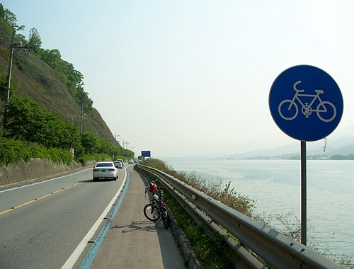 서종면,청평 방향의 북한강변 차도에는 팻말과 함께 파란줄로 그어놓은 자전거길이 있어서 안전하게 달릴 수 있습니다.