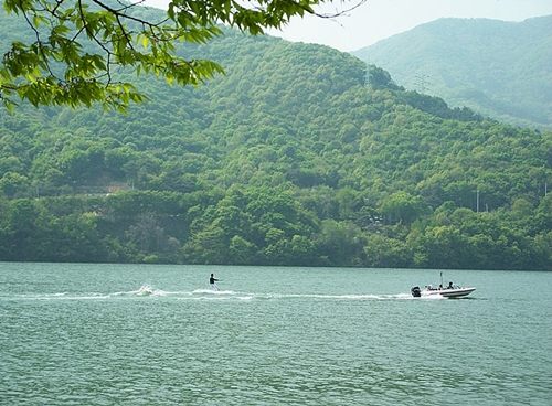 초록의 산들이 감싸고 있는 북한강의 모습은 넓고 깊고 푸른 느낌의 강입니다.