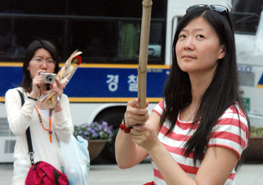 한국에 처음 왔다는 스웨덴 한국인 입양인(오른쪽). 두달간 국내에 머룰 계획인 그녀는 행사 내내 비닐로 만든 물고기가 매달린 막대를 흔들며 서있었다.  