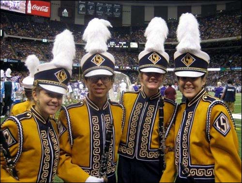 2007 BCS 내셔널 챔피언에 오른 LSU(루이지애나 주립대학) 타이거즈를 응원하는 마칭 밴드. 맨 오른쪽이 클라리넷을 부는 말리. 풋볼팀이 있는 대학의 마칭밴드에 참여하게 되면 장학금을 받는다.