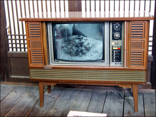 추억의 흑백텔레비전. 어린시절 우리집에도 있었는데... 창문처럼 문을 닫으면 TV가 가려진다.
