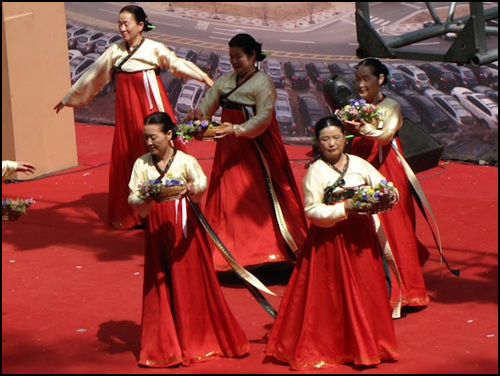 한국무용 도라지 춤을 추고 있는 지역 주민들, 그동안 연습하며 애쓴 솜씨가 매우 빛나더군요.