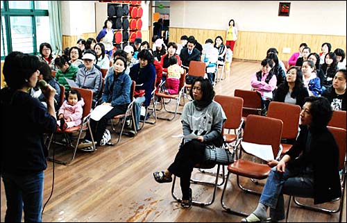 유치원 학부모들이 대책회의를 갖고 있다. 이들은 5월14일 시민단체와 공동대책위를 출범한다.