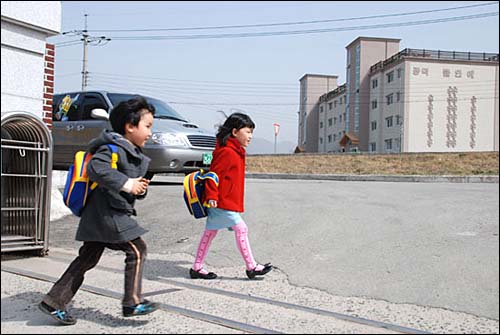유치원 정문을 빠져나가는 아이들. 바깥으로 큰 도로가 연결돼 있다. 지난 3월의 모습. 