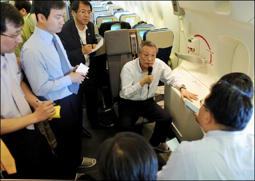 5월 14일 이명박 대통령 카자흐스탄 방문에 동행했다 서울로 돌아오는 비행기 안에서 기자들과 인터뷰하는 소설가 황석영