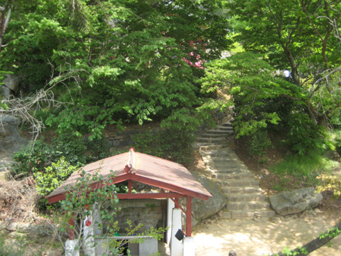 태안마애삼존불로 올라가는 계단에 있는 우물