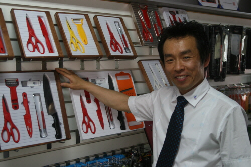 김영훈 사장이 한국세라프가 생산한 증정용 주방용품 세트를 설명하고 있다.