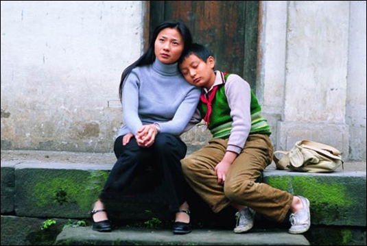 영화 <홍옌>의 한 장면. 친해진 샤오윈과 샤오융이 어깨에 머리를 기대고 다정하게 앉아있다.