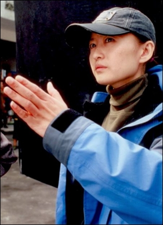 중국의 대표적인 젊은 여성감독 리위. 베니스영화제 수상 이후 주목 받는 감독이며 2007년 작품 <핑궈> 이후 제작금지 처분을 받았다.