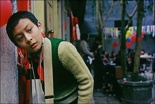 영화 <홍옌>의 한 장면. 샤오윈의 혼례 날 겁탈하는 장면을 목격하는 샤오융
